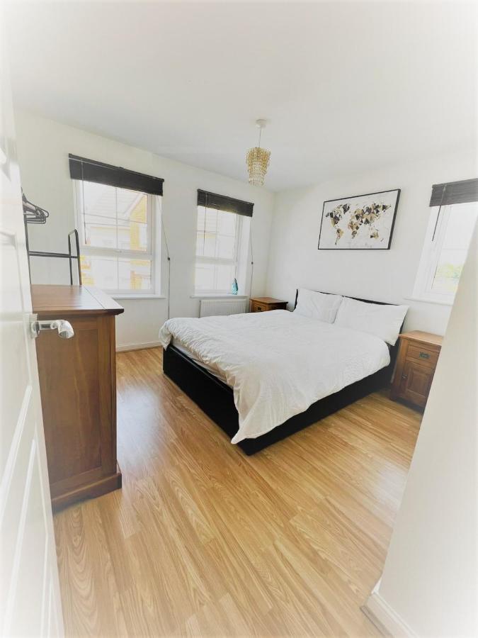 Beautiful 4 Bedroom Treasure Home Хемел-Хемпстед Экстерьер фото